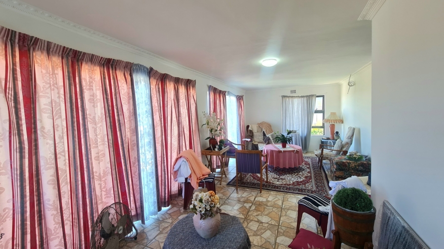 5 Bedroom Property for Sale in Hornlee East Western Cape